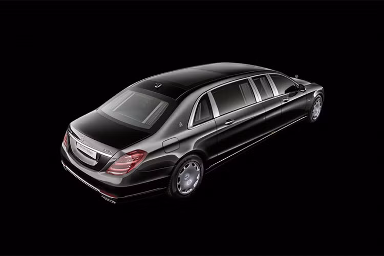Bên cạnh đó, Mercedes cũng trang bị cho limousine Maybach Pullman 2019 bộ vành 20 inch 10 lỗ quen thuộc trên thương hiệu Maybach trước đây. Tương tự bản cơ sở, Maybach Pullman phiên bản 2019 mới này cũng sẽ sở hữu nước sơn 2 tông màu.