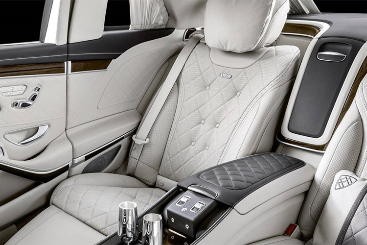 Siêu xe sang Maybach Pullman với hệ thống truyền động của chiếc limousine cũng được giữ nguyên - động cơ V12 6.0 lít tăng áp kép cho công suất 625 mã lực và mô-men xoắn 1.000 Nm. Với kích cỡ khổng lồ, Maybach Pullman vẫn có thể tăng tốc từ 0 lên 100 km/h trong 6,5 giây.
