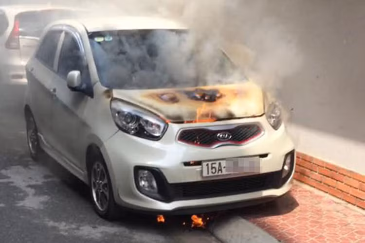 Ngọn lửa có vẻ bốc lên từ khoang động cơ của chiếc Kia Morning. Ban đầu, khói bốc lên nghi ngút từ nắp capô. Sau đó, ngọn lửa bùng lên, bao trùm cả nắp capô và lan lên kính chắn gió và khói bốc lên mù mịt từ nắp capô của chiếc xe.