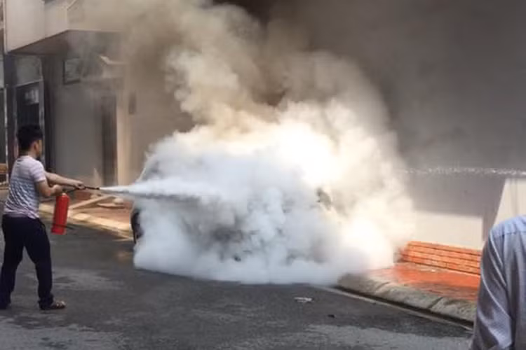 Không có thương vong về người trong sự việc này. Tuy nhiên, khoang động cơ của chiếc Kia Morning giá rẻ đã bị thiêu rụi trong khi kính chắn gió trước vỡ một mảng lớn. Hiện chưa rõ nguyên nhân cụ thể của vụ cháy xe này. Sự việc vẫn đang tiếp tục được điều tra làm rõ.