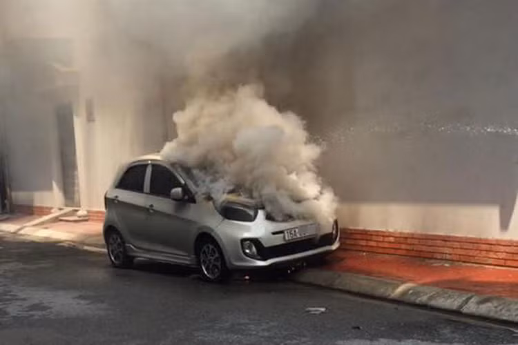 Kia Morning là mẫu xe cỡ nhỏ thành thị được trang bị động cơ xăng 1.25L, 4 xi-lanh thẳng hàng sản sinh công suất 86 mã lực tại vòng tua 6.000 vòng/phút và mô-men xoắn cực đại 120 Nm tại vòng tua 4.000 Vòng/phút. Hai phiên bản hộp số sàn 5 cấp và hộp số tự động 4 cấp.