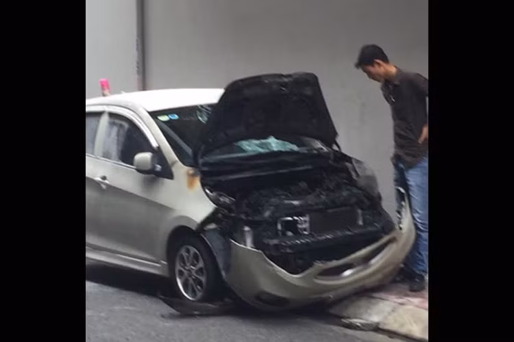 Cỗ máy trên giúp Kia Morning có sức mạnh lớn nhất trong dòng xe mini car khi đạt tốc độ tối đa 172km/h nhưng tốn xăng là điều được nhắc đến nhiều nhất khi tiêu thụ nhiên liệu lên đến 7,8 lít/100 km đường hỗn hợp. Mẫu xe này có giá từ hơn 300 triệu đồng tại thị trường Việt Nam.