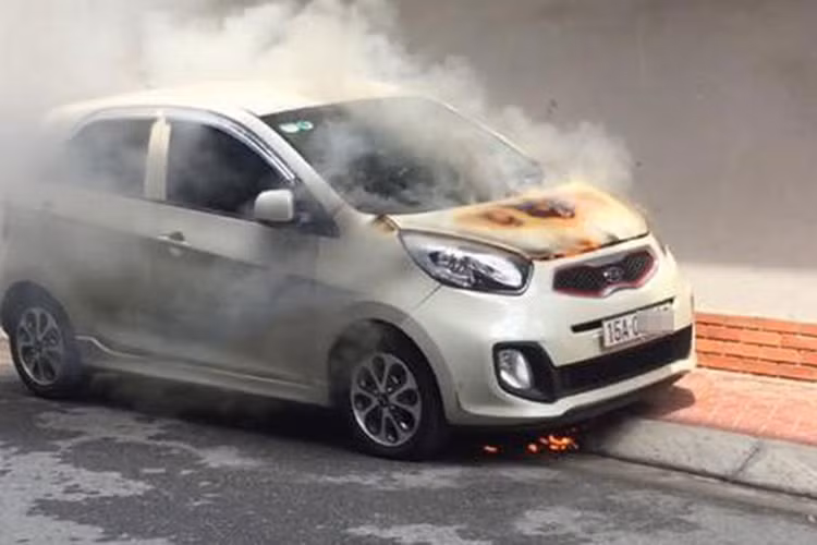 Vào ngày 13/5/2017 vừa qua, trên đường Trần Nguyên Hãn thuộc quận Lê Chân, thành phố Hải Phòng, đã xảy ra một vụ cháy ôtô. Theo nguồn tin ban đầu, khi đang đỗ sát vỉa hè, chiếc xe ôtô Kia Morning đeo biển kiểm soát Hải Phòng đã bất ngờ bốc cháy.