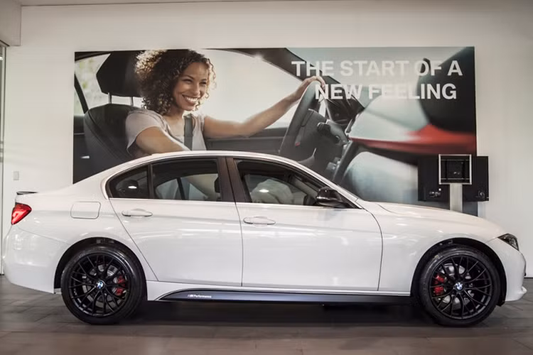 Trên phiên bản này, phần đầu cùng nhiều chi tiết không thay đổi so với bản thường như cụm đèn chiếu sáng phía trước và đèn hậu trang bị công nghệ Full LED. Về tổng thể, chiếc xe trông thể thao hơn so với bản trước đó. Đèn công nghệ Full LED phía trước thiết kế bắt mắt và hào nhoáng hơn.