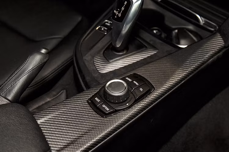 Giống như phiên bản thường, bản thể thao BMW 320i được trang bị động cơ TwinPower Turbo I4, sản sinh công suất 184 mã lực tại vòng tua máy 5.000 – 6.500 vòng/phút, mô-men xoắn cực đại 290 Nm tại 1.350 vòng/phút. Động cơ này kết hợp hộp số tự động 8 cấp Steptronic giúp xe tăng tốc từ 0-100 km/h mất 7,3 giây và tiêu hao khoảng 5,3 l/100km.