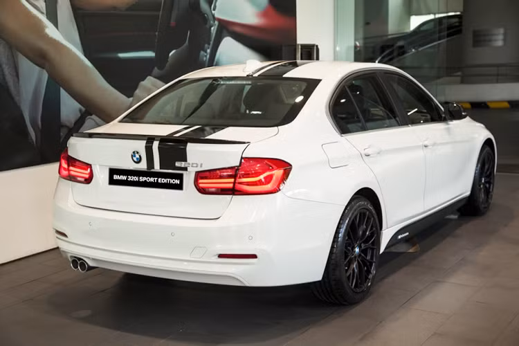 So với phiên bản tiêu chuẩn từng ra mắt, BMW 320i bản thể thao được ốp nhiều chi tiết carbon, với bộ mâm thể thao 18 inch nan kép kiểu 405, dàn lưới tản nhiệt màu đen bóng. Gương chiếu hậu cũng được tích hợp đèn led xi nhan thiết kế kéo dài được ốp carbon màu đen cực ngầu.