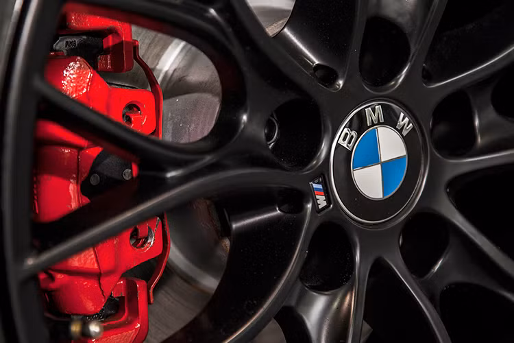 Bộ tem sọc trải dài từ nắp capo đến phần đuôi xe phá cách và dễ nhận biết. Bộ mâm hợp kim 18 inch sơn đen với logo M Performance đầy cá tính đi kèm lốp an toàn Runflat kết hợp cùng hệ thống cảnh báo áp suất.