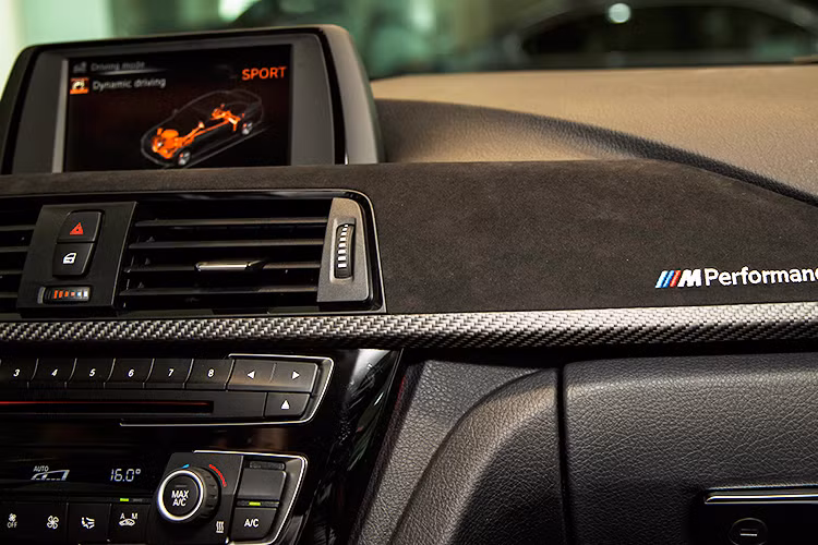 Hàng ghế sau thoải mái cho 3 người. Các trang bị tiện nghi tiêu biểu trong xe gồm có hệ thống ga tự động và màn hình hiển thị thông tin trên kính chắn gió. Bệ trung tâm cũng được sửa đổi lại với nắp che khay để cốc dạng trượt. Phía trên bàng táp lô là màn hình LCD cỡ lớn hiển thj đầy đủ thông tin tiện ích, thông tin giải trí, thoại rảnh tay, GPS... 