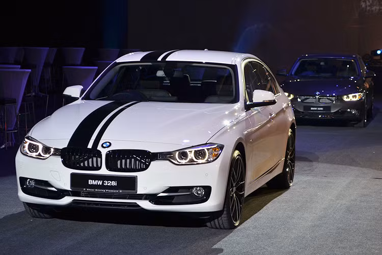 Được biết, hiện khách mua BMW 320i phiên bản thể thao đang được tặng gói 3 năm bảo hành, 3 năm bảo dưỡng hoặc 200.000 km (tùy thuộc điều kiện nào đến trước). Mẫu xe thể thao hạng sang này được phân phối chính hãng tại thị trường Việt Nam với mức giá 1,667 tỷ đồng.