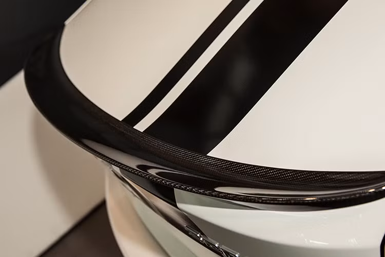 Bên cạnh đó, ốp lườn của xe cũng được trang bị mới mang đậm phong cách dòng M Performance cùng nhiều chi tiết bằng chất liệu carbon gia tăng nét khỏe khoắn. Đuôi cá carbon giúp xe giảm lực cản, tăng tốc mượt hơn khi chạy ở tốc độ cao hoặc tăng lực cản giúp người cầm lái có những cú ôm cua ngọan mục.