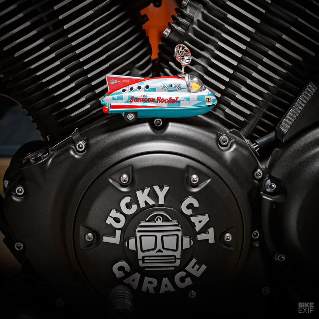 Ống xả của bản độ là một tác phẩm nghệ thuật làm bằng thép không gỉ được đánh bóng đẹp mắt, bộ giảm thanh được phía giấu dưới thùng chứa đồ. Trái tim của Yamaha XV950R 'Space Explore' là khối động cơ V-twin 942 cc nguyên bản, nhưng được nâng cấp tính thẩm mỹ với vỏ bọc in 3D và bộ lọc khí nhôm đúc từ EMD. Yên xe thiết kế kiểu cổ điển.