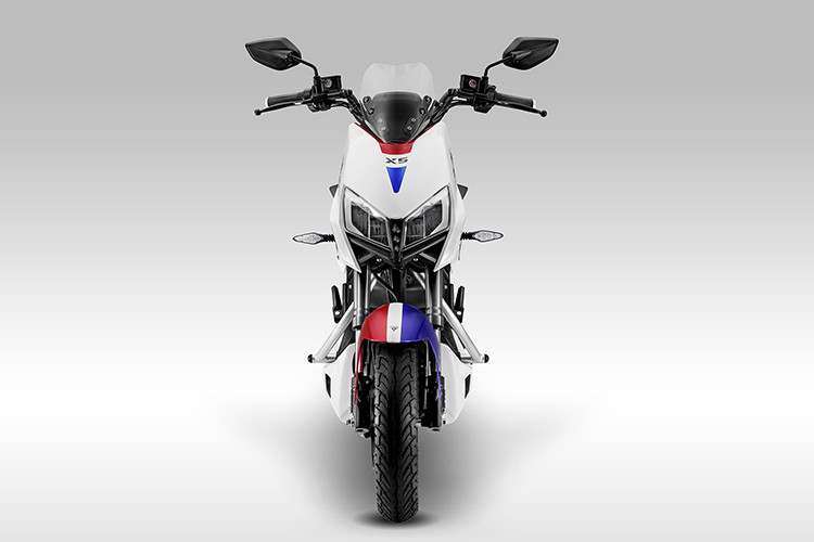 Hướng tới cảm giác của một chiếc xe thể thao thực thụ, YADEA X5 thế hệ mới đã sử dụng bộ yên hai tầng và cụm tay lái thế hệ mới có thể điều chỉnh để phù hợp với thể trạng của người điều khiển, đồng thời cho phép đạt được góc đánh lái rộng hơn đáp ứng khả năng vào cua thoải mái, tự tin hơn. Khoảng sáng gầm cũng được nâng cao lên tới 135mm dựa trên môi trường đô thị Việt Nam.