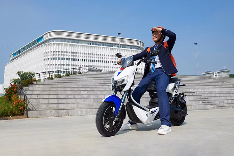 YADEA X5 sử dụng động cơ GTR 3.0 độc quyền của YADEA được nâng cấp lên công suất 1.200 watt, đạt mô-men xoắn đầu ra tối đa lên tới 16,92 N.m, đem tới khả năng tăng tốc mạnh mẽ. Thậm chí, khả năng bứt tốc của X5 còn nhanh hơn một số mẫu xe tay ga 150cc hiện có trên thị trường. Khối động cơ mới cũng giúp xe đáp ứng tốc độ ≥50km/h, hoặc giới hạn 38km/h ở chế độ tiết kiệm điện đem tới trải nghiệm lái khoẻ hơn.