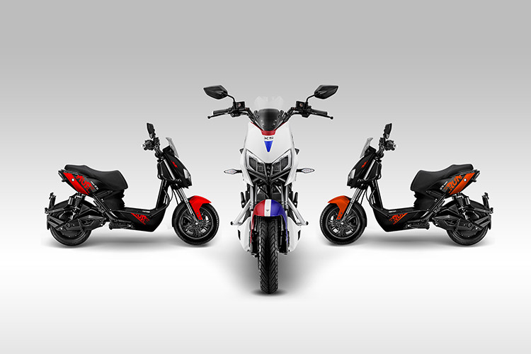 Ngoài ra, xe còn có khả năng chống nước vượt trội với tiêu chuẩn IPX6 cho toàn thân xe và đặc biệt là động cơ GTR có khả năng chống nước đạt chỉ số IPX7. Người dùng có thể vận hành xe X5 bình thường với mực nước 0,5 mét và trong thời tiết mưa lớn. Giá xe YADEA X5 bán ra chính hàng từ 21.990.000 đồng, đi kèm chế độ hậu mãi 5 sao, bảo hành 1 đổi 1 trên toàn quốc như: 15 ngày với toàn thân xe, 18 tháng với ắc quy Graphene, 26 tháng với động cơ.