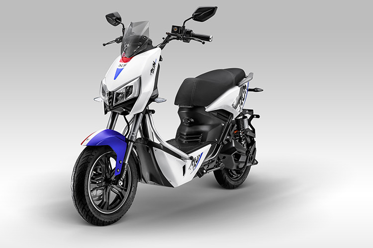 Một phần khung được để lộ ra bên ngoài vỏ nhựa tăng thêm sự khỏe khoắn của chiếc xe. Đặc biệt, đuôi xe được vuốt nhọn với đèn hậu to bản và bảng gắn biển số tách rời ấn tượng đều là những nét đặc trưng không thể thiếu của dòng xe thể thao hiện đại cũng xuất hiện trên YADEA X5.