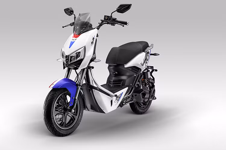 Một phần khung được để lộ ra bên ngoài vỏ nhựa tăng thêm sự khỏe khoắn của chiếc xe. Đặc biệt, đuôi xe được vuốt nhọn với đèn hậu to bản và bảng gắn biển số tách rời ấn tượng đều là những nét đặc trưng không thể thiếu của dòng xe thể thao hiện đại cũng xuất hiện trên YADEA X5.