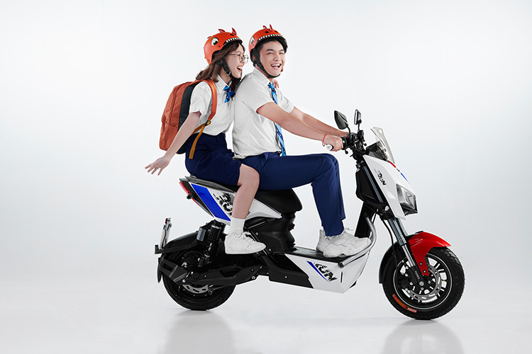 Để người lái dễ dàng theo dõi chính xác thông tin di chuyển, YADEA X5 đã nâng cấp màn hình tinh thể lỏng LCD HD độ nét cao, hiển thị đầy đủ thông số vận tốc, tình trạng pin, tổng số quãng đường di chuyển, chế độ lái... Màn hình này còn được thiết kế phù hợp để nhìn rõ ban đêm, đồng thời chống lóa hiệu quả ngay cả khi ánh nắng chiếu trực tiếp. Xe cũng được trang bị hệ thống đèn LED cao cấp từ toàn xe tương tự các dòng xe máy cao cấp hiện tại.