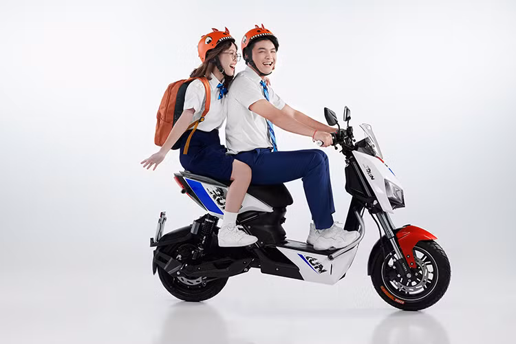 Để người lái dễ dàng theo dõi chính xác thông tin di chuyển, YADEA X5 đã nâng cấp màn hình tinh thể lỏng LCD HD độ nét cao, hiển thị đầy đủ thông số vận tốc, tình trạng pin, tổng số quãng đường di chuyển, chế độ lái... Màn hình này còn được thiết kế phù hợp để nhìn rõ ban đêm, đồng thời chống lóa hiệu quả ngay cả khi ánh nắng chiếu trực tiếp. Xe cũng được trang bị hệ thống đèn LED cao cấp từ toàn xe tương tự các dòng xe máy cao cấp hiện tại.