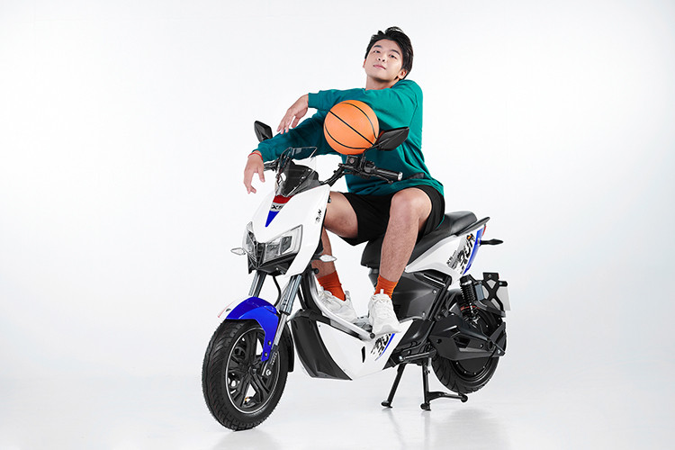 Hệ thống tay ga kết hợp ECU thế hệ mới với nhiều cải tiến về thuật toán giúp giảm độ trễ, rút ngắn thời gian đáp ứng, qua đó khiến YADEA X5 có thể bứt tốc mạnh mẽ, đem lại cảm giác lái thú vị, đậm chất thể thao. Hệ thống phanh đĩa trước sau đã được YADEA nâng cấp với thiết kế má phanh đối xứng và đĩa phanh với đường kính lên tới 220mm giúp đem tới hiệu quả gấp đôi so với các hệ thống phanh thông thường, rút ngắn quãng đường phanh, tăng tính an toàn trong các tình huống bất ngờ.