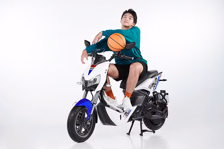 Hệ thống tay ga kết hợp ECU thế hệ mới với nhiều cải tiến về thuật toán giúp giảm độ trễ, rút ngắn thời gian đáp ứng, qua đó khiến YADEA X5 có thể bứt tốc mạnh mẽ, đem lại cảm giác lái thú vị, đậm chất thể thao. Hệ thống phanh đĩa trước sau đã được YADEA nâng cấp với thiết kế má phanh đối xứng và đĩa phanh với đường kính lên tới 220mm giúp đem tới hiệu quả gấp đôi so với các hệ thống phanh thông thường, rút ngắn quãng đường phanh, tăng tính an toàn trong các tình huống bất ngờ.