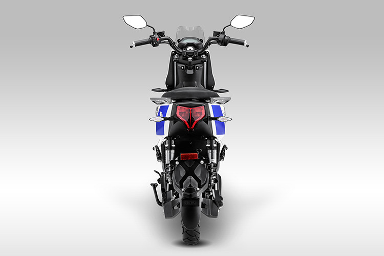 Mang thiết kế thể thao nhưng YADEA X5 vẫn phù hợp với sự biến hóa đa phong cách của giới trẻ GenZ. Ba bản phối màu được chọn gồm cam vàng cá tính, đỏ kim sôi nổi, trắng sứ phong cách đều hướng tới cảm giác mạnh mẽ, tràn đầy sức sống, đồng thời bộ tem mới tạo cảm giác như đang lướt nhanh trong gió. Vì thế, X5 có thể đồng hành cùng các bạn trẻ đi học ở trường, đi chơi, đi tập luyện thể thao,...di chuyển trên đường phố trong suốt cả ngày dài năng động.