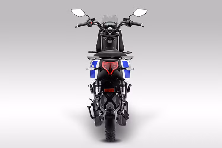 Mang thiết kế thể thao nhưng YADEA X5 vẫn phù hợp với sự biến hóa đa phong cách của giới trẻ GenZ. Ba bản phối màu được chọn gồm cam vàng cá tính, đỏ kim sôi nổi, trắng sứ phong cách đều hướng tới cảm giác mạnh mẽ, tràn đầy sức sống, đồng thời bộ tem mới tạo cảm giác như đang lướt nhanh trong gió. Vì thế, X5 có thể đồng hành cùng các bạn trẻ đi học ở trường, đi chơi, đi tập luyện thể thao,...di chuyển trên đường phố trong suốt cả ngày dài năng động.