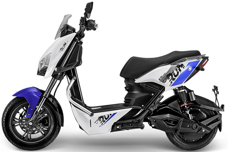 YADEA X5 sử dụng 6 bình ắc quy Graphene độc quyền của YADEA cho phép di chuyển tới 90km với mỗi lần sạc. Ắc quy Graphene có tuổi thọ lên tới 5 năm, tương đương khoảng 1.300 lần sạc, cao gấp 3-4 lần so với các ắc quy thông thường và đảm bảo quãng đường di chuyển dài trong suốt vòng đời. Hệ thống giảm xóc trước (upside down) kết hợp giảm xóc (air) kép ở phía sau tăng cường độ ổn định ở tốc độ cao và địa hình di chuyển xấu, tối ưu hơn cho nhu cầu tải nặng.