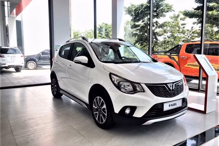 Đứng ở vị trí số 4 là VinFast Fadil với doanh số 2.218 xe, giảm 347 xe so với tháng 9/2021. Tuy nhiên, cộng dồn từ đầu năm đến nay, Fadil vẫn là mẫu xe bán chạy nhất thị trường ôtô Việt Nam với 19.886 xe được bán ra. Chỉ còn 2 tháng nữa là kết thúc năm 2021, khả năng VinFast Fadil giữ vững vị thế bán chạy nhất toàn thị trường là rất lớn bởi hiện tại mẫu xe này đang có nhiều chương trình khuyến mại, giảm giá bán.