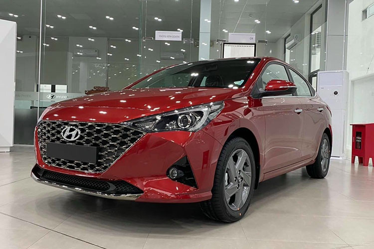 Đáng chú ý, doanh số Hyundai Accent bất ngờ vượt qua hàng loạt tên tuổi top 1 trong những tháng gần đây để chễm chệ ở ngôi đầu với hơn 3.300 xe bán ra. Đây là lần thứ 2 trong năm 2021 Hyundai Accent bước lên vị trí cao nhất của Top 10 ôtô bán nhiều nhất trong tháng.