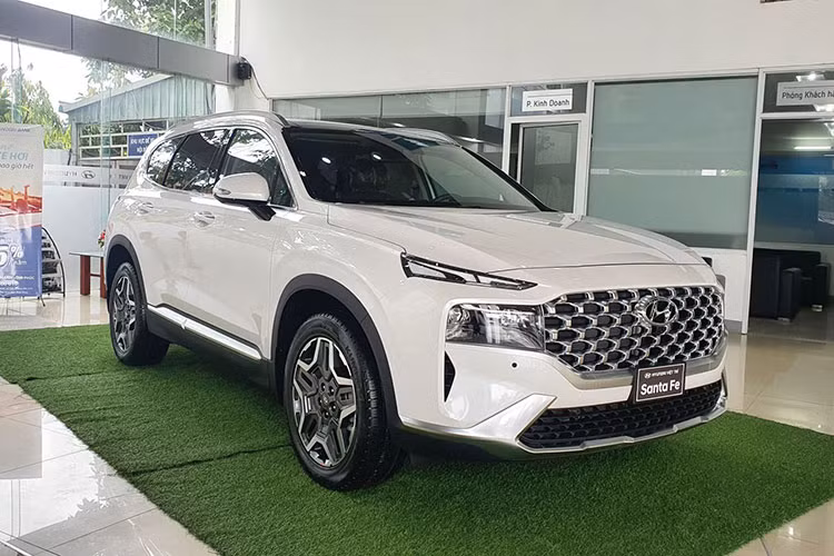 Mẫu xe Hyundai thứ 3 góp mặt trong Top 10 ôtô bán chạy nhất Việt Nam tháng này. Hyundai SantaFe với doanh số bán 1.278 xe, tăng 631 xe so với tháng 9/2021. Tại Việt Nam, Hyundai Santa Fe vừa được nâng cấp với 6 phiên bản, giá bán từ 1,03 - 1,34 tỷ đồng.