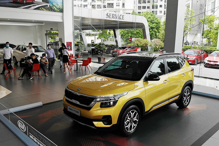 Mặc dù tăng hơn 612 xe so với tháng trước, nhưng thứ hạng của Seltos bất ngờ tụt 1 bậc xuống vị trí thứ 5. Hiện tại, Kia Seltos được Thaco lắp ráp trong nước với 4 phiên bản, giá bán từ 629 - 739 triệu đồng. Ở một số thời điểm, các đại lý của Kia không có đủ xe để giao đúng hẹn cho khách hàng cũng khiến mẫu xe này bị ảnh hưởng doanh số.