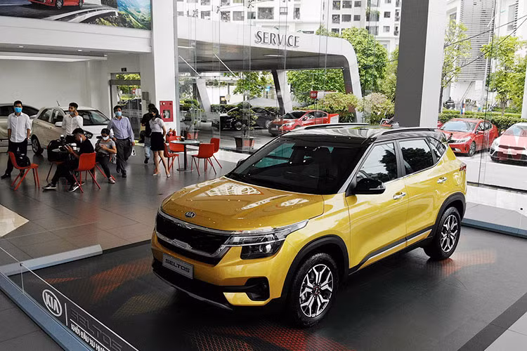Mặc dù tăng hơn 612 xe so với tháng trước, nhưng thứ hạng của Seltos bất ngờ tụt 1 bậc xuống vị trí thứ 5. Hiện tại, Kia Seltos được Thaco lắp ráp trong nước với 4 phiên bản, giá bán từ 629 - 739 triệu đồng. Ở một số thời điểm, các đại lý của Kia không có đủ xe để giao đúng hẹn cho khách hàng cũng khiến mẫu xe này bị ảnh hưởng doanh số.