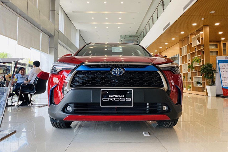 Tiếp đến, xếp hạng thứ 3 trên danh sách top 10 mẫu ôtô bán chạy nhất Việt Nam tháng 10/2021 thuộc về Toyota Corolla Cross. Đây là mẫu xe có mức tăng trưởng ấn tượng trong tháng vừa qua với doanh số 2.402 xe bán ra, tăng gần 1.500 xe so với tháng trước và trở thành mẫu xe bán chạy nhất phân khúc SUV đô thị cỡ B. Cộng dồn 10 tháng của năm 2021, Corolla Cross bán được 10.599 xe.