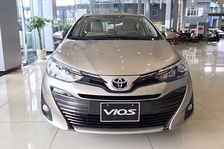 Xếp hạng thứ 6 trên trong Top 10 mẫu ôtô bán chạy nhất Việt Nam là Toyota Vios với 1.748 xe được tiêu thụ, tăng 152% so với tháng 9 trước đó. Kết quả này chưa thể giúp Toyota Vios trở lại ngôi đầu phân khúc khi sức ép cạnh tranh đang quá lớn.