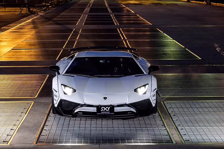 Liberty Walk đã chỉnh lại chắn bùn nguyên bản của Lamborghini Aventador SV khiến nó mang đậm chất siêu xe đua hơn. Bản độ đặc biệt Aventador SV này là phiên bản giới hạn chỉ 600 chiếc trên toàn thế giới. 