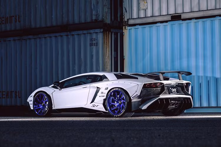 Dấu ấn lớn nhất của hãng độ đình đám Liberty Walk của Nhật bản trên chiếc siêu xe Lamborghi Aventador SV độc đáo này là chắn bùn trước và sau mới, giúp mở rộng thân xe cùng những chiếc đinh tán đặc trưng.