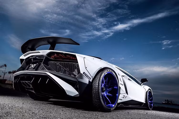 Liberty Walk không can thiệp nhiều về hiệu suất của Lamborghini Aventador SV. Bản độ vẫn dùng động cơ V12 dung tích 6.5 lít tương tự Aventador tiêu chuẩn. Động cơ này sản sinh công suất tối đa 750 mã lực và mô-men xoắn cực đại 690 Nm. Siêu xe có thể tăng tốc 0-100 km/h trong 2,8 giây trước khi đạt tốc độ tối đa 350 km/h.
