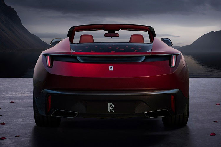 Dù thay đổi khung gầm nhưng Rolls-Royce Droptail vẫn dùng động cơ xăng V12, tăng áp kép, dung tích 6.75L quen thuộc. Động cơ tạo ra công suất tối 593 mã lực và mô-men xoắn cực đại 840 Nm. Nhờ đó, xe có thể tăng tốc từ 0-100 km/h trong thời gian dưới 5 giây và đạt vận tốc tối đa 250 km/h.