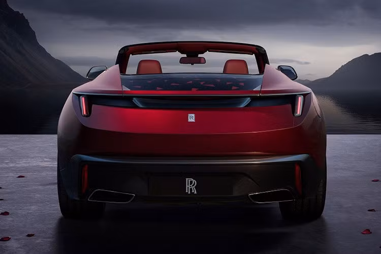 Dù thay đổi khung gầm nhưng Rolls-Royce Droptail vẫn dùng động cơ xăng V12, tăng áp kép, dung tích 6.75L quen thuộc. Động cơ tạo ra công suất tối 593 mã lực và mô-men xoắn cực đại 840 Nm. Nhờ đó, xe có thể tăng tốc từ 0-100 km/h trong thời gian dưới 5 giây và đạt vận tốc tối đa 250 km/h.