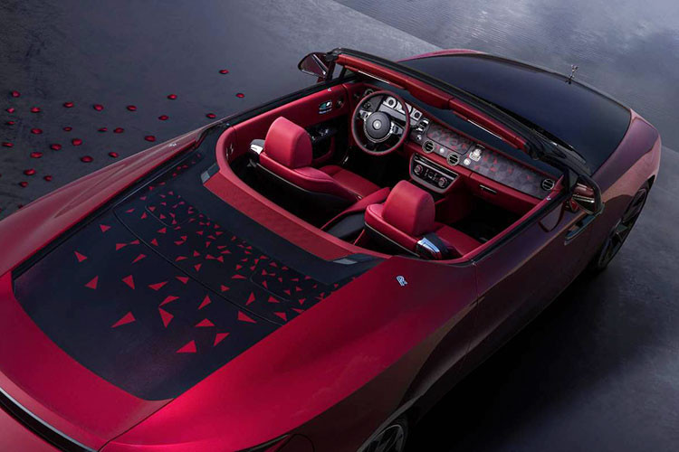 Trái ngược với phía sau, khu vực đầu xe của Droptail không khác biệt nhiều so với xe Rolls-Royce thông thường. Tại đây, xe cũng có lưới tản nhiệt thác nước mạ crôm cỡ lớn và đèn pha LED thanh mảnh, tích hợp dải đèn LED định vị ban ngày. Trong khi đó, thân vỏ bên sườn được thiết kế khá mượt mà.