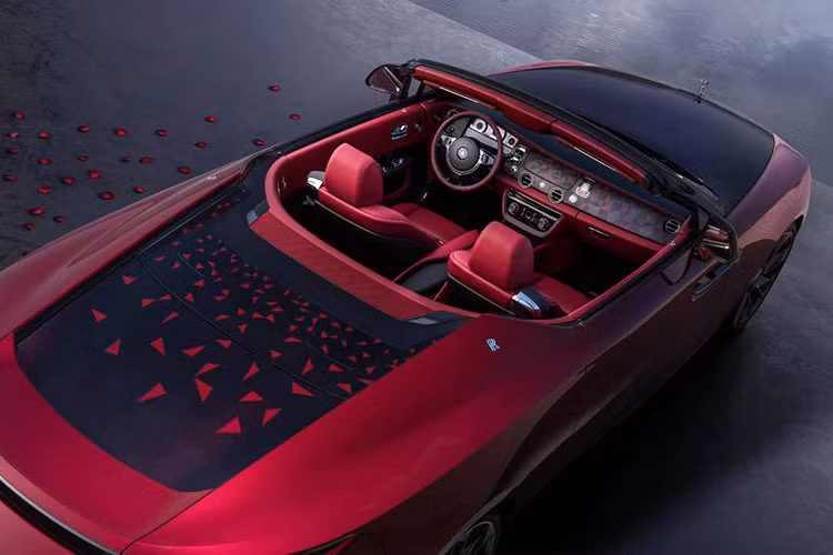 Trái ngược với phía sau, khu vực đầu xe của Droptail không khác biệt nhiều so với xe Rolls-Royce thông thường. Tại đây, xe cũng có lưới tản nhiệt thác nước mạ crôm cỡ lớn và đèn pha LED thanh mảnh, tích hợp dải đèn LED định vị ban ngày. Trong khi đó, thân vỏ bên sườn được thiết kế khá mượt mà.