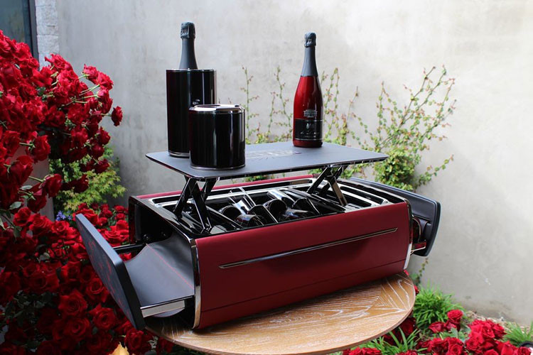 Chưa dừng ở đó, chủ xe còn yêu cầu hãng Rolls-Royce trang bị bàn uống rượu champagne cho xe, đi kèm cả ly cao bằng pha lê chế tạo thủ công và khay phục vụ rượu. Người dùng có thể lấy bàn uống rượu champagne ra khỏi xe chỉ bằng cách bấm nút.