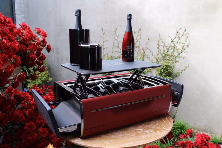 Chưa dừng ở đó, chủ xe còn yêu cầu hãng Rolls-Royce trang bị bàn uống rượu champagne cho xe, đi kèm cả ly cao bằng pha lê chế tạo thủ công và khay phục vụ rượu. Người dùng có thể lấy bàn uống rượu champagne ra khỏi xe chỉ bằng cách bấm nút.
