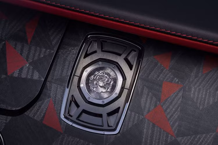 Khác với 2 mẫu xe siêu đắt khác của Rolls-Royce là Sweptail và Boat Tail, Droptail không được phát triển dựa trên cơ sở gầm bệ Architecture of Luxury của Cullinan, Ghost hay Phantom. Thay vào đó, mẫu xe này được ra đời dựa trên khung gầm liền khối mới được làm từ thép, nhôm và sợi carbon.