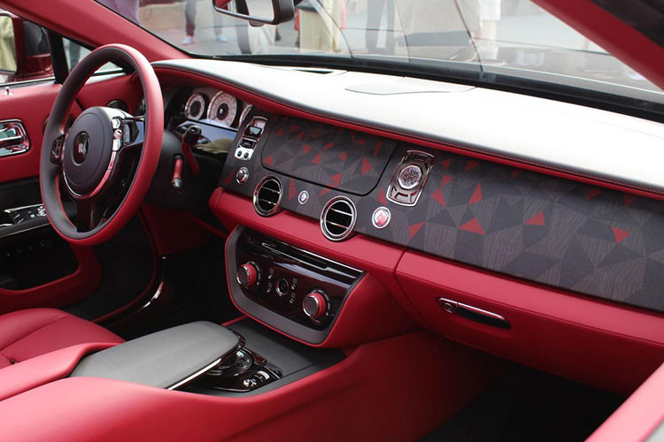 Tương tự ngoại thất, nội thất của Rolls-Royce La Rose Noire Droptail cũng có tông màu chủ đạo là đỏ. Thương hiệu Anh quốc miêu tả nội thất là "chi tiết đáng chú ý nhất" của xe. Rolls-Royce đã mất gần 2 năm để hoàn thiện không gian bên trong xe.