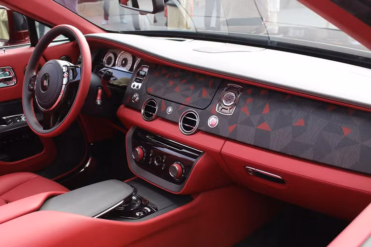 Tương tự ngoại thất, nội thất của Rolls-Royce La Rose Noire Droptail cũng có tông màu chủ đạo là đỏ. Thương hiệu Anh quốc miêu tả nội thất là "chi tiết đáng chú ý nhất" của xe. Rolls-Royce đã mất gần 2 năm để hoàn thiện không gian bên trong xe.