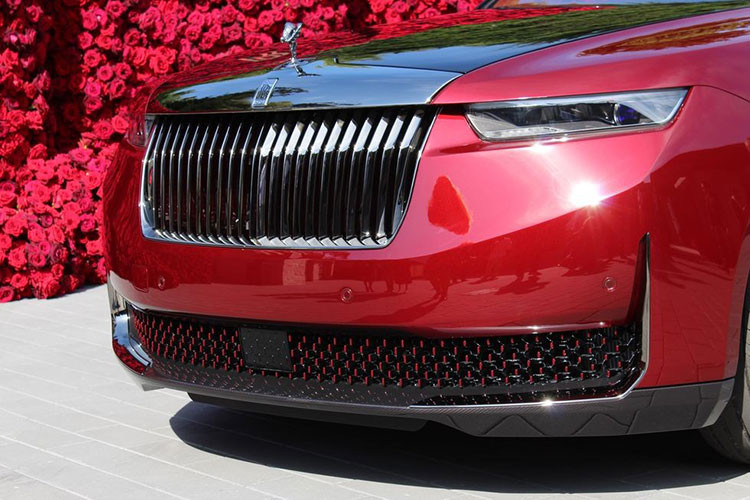 Để phù hợp với tên gọi, Rolls-Royce La Rose Noire Droptail được sơn màu đỏ độc đáo. Màu sơn này được pha chế sao cho giống màu đen nhưng lại có ánh đỏ khi ra nắng. Hãng Rolls-Royce đã tạo ra màu sơn này bằng cách kết hợp 2 màu đỏ có tên True Love và Mystery.