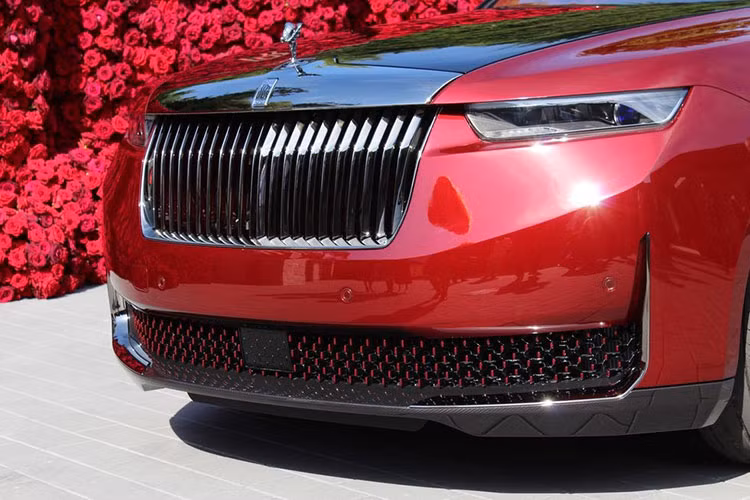 Để phù hợp với tên gọi, Rolls-Royce La Rose Noire Droptail được sơn màu đỏ độc đáo. Màu sơn này được pha chế sao cho giống màu đen nhưng lại có ánh đỏ khi ra nắng. Hãng Rolls-Royce đã tạo ra màu sơn này bằng cách kết hợp 2 màu đỏ có tên True Love và Mystery.