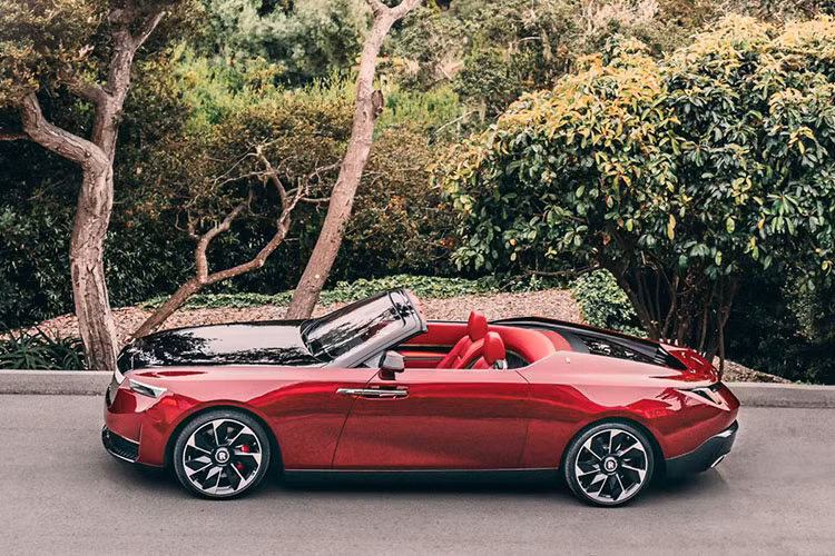 Bên cạnh đó, xe còn có cánh gió phong cách và nắp che bắt mắt ở khu vực chứa mui xe phía sau khoang hành khách. Rolls-Royce Droptail được trang bị mui cứng làm bằng sợi carbon, tích hợp kính đổi màu và có thể đóng/mở tùy ý.