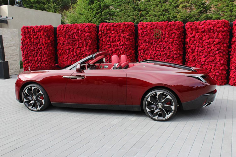Xe xuất hiện trong sự kiện Monterey Car Week 2023 là chiếc đầu tiên và có tên riêng La Rose Noire. Đúng như tên gọi, Rolls-Royce La Rose Noire Droptail siêu sang được lấy cảm hứng thiết kế từ loại hoa hồng nước Pháp có tên Black Baccara. Đây cũng là loài hoa yêu thích của mẹ chủ xe.